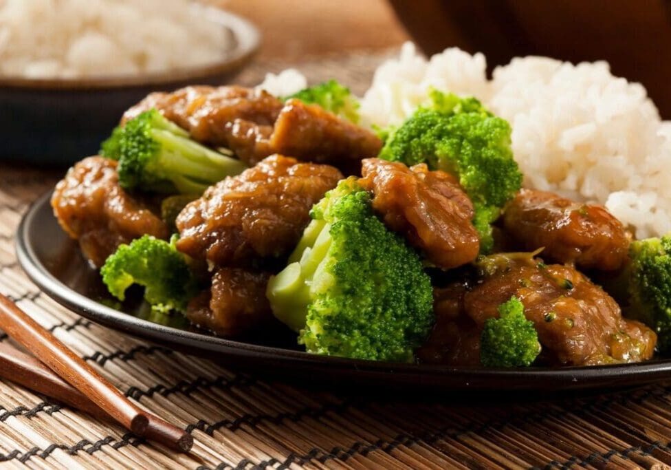 A plate of food with meat and broccoli on it.