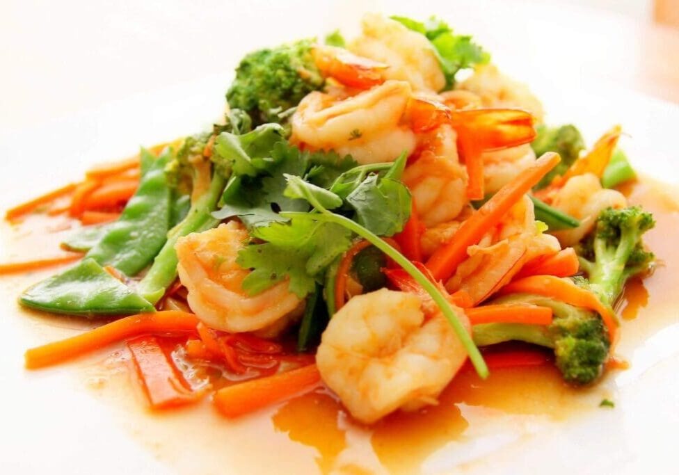 A plate of food with shrimp and vegetables.